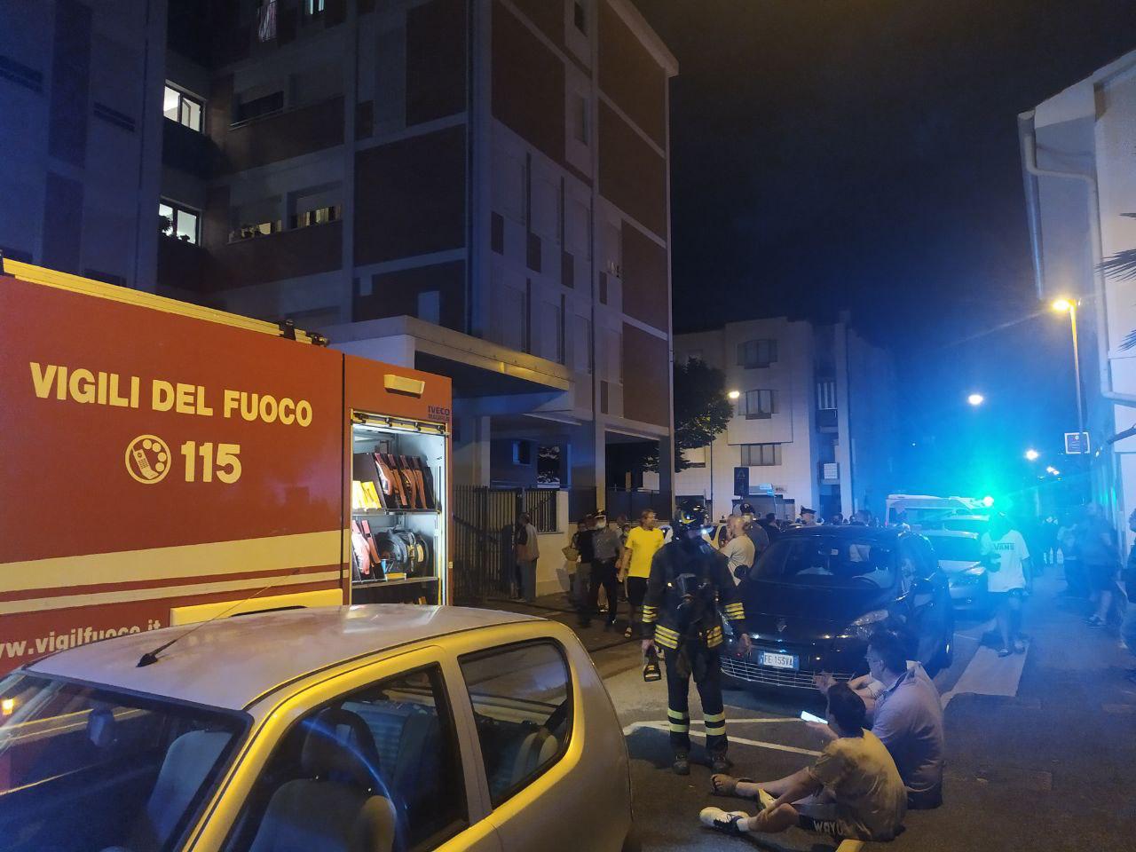 Copertina per Fiamme nella notte a Gorizia, scoppia la paura in un condominio dell'Ater